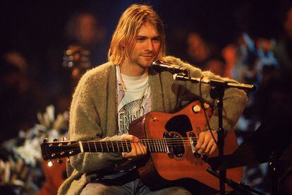 No sólo su última guitarra: el cárdigan que usó Kurt Cobain en su concierto más famoso, el que sirvió para grabar el 'Unplugged', alcanzó los 137.500 dólares en subasta.