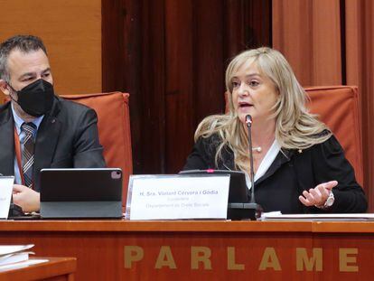 La consejera Violant Cervera (der.) comparece en la comisión de Derechos Sociales del Parlament, en una imagen de archivo.
PARLAMENT
16/02/2022