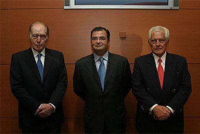 Ángel Ron, en el centro, junto a Luis Valls (izquierda) y Javier Valls.