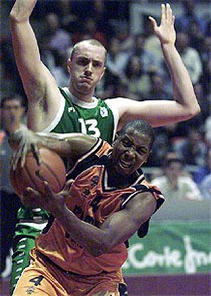 Baloncesto, Copa del Rey. Unicaja - Pamesa: Hopkins, con el balón, y detrás, Weis.