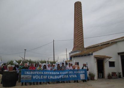 Colectivos de regantes y ecologistas durante la protesta realizada en El Palmar.