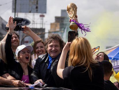 Javier Milei sostiene una réplica de la Copa del Mundo, durante un acto de campaña en Buenos Aires, el pasado octubre.