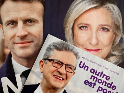 Publicidad electoral del presidente Emmanuel Macron, la ultraderechista Marine Le Pen y el izquieridista Jean Luc Mélenchon, en una imagen tomada el pasado 6 de abril en Marsella.