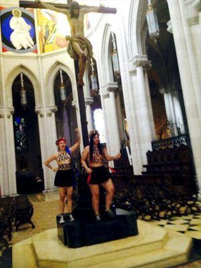 Imagen de Twitter de dos activistas de Femen encadenadas a un crucifijo en la catedral de Madrid.
