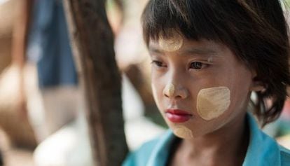 Un niño birmano de Mar Sot (Tailandia) se protege del sol con la 'thanaka', una pasta que se usa como cosmético.