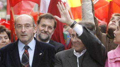 Juan Cruz Alli, a la izquierda, junto a Miguel Sanz en una manifestación de 2007. Detrás, Rajoy.
