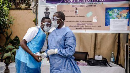 Personal sanitario a las puertas del hospital de Coptic, en Nairobi (Kenia).