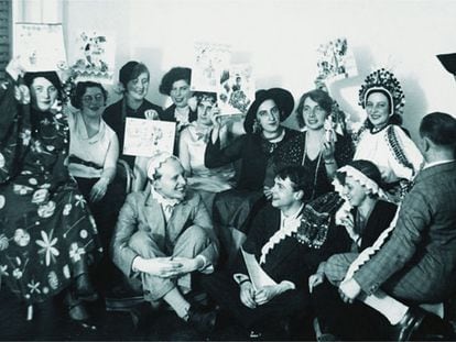 Estudiantes del taller textil de la Bauhaus muestran los diplomas humorísticos entregados por su profesora Gunta Stölz (la segunda por la derecha en la fila de atrás) en septiembre de 1930.