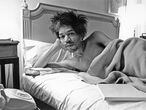 Jimi Hendrix posa en la cama de una habitación del hotel Drake en New York, en 1968.