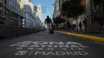 La Gran Vía preparada para la nueva configuración diseñada por el Ayuntamiento de Madrid.