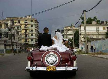 Una pareja de recién casados se pasea en coche, el lunes pasado, por La Habana.