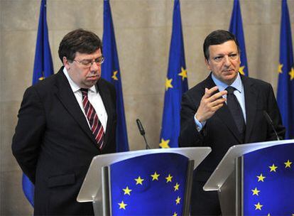 El primer ministro irlandés, Brian Cowen, a la izquierda, y el El presidente de la Comisión Europea, José Manuel Durâo Barroso, a la derecha, comparecen en rueda de prensa.