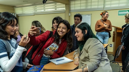 Elisabet Benavent, durante su visita a la preparatoria Vocacional de la Universidad de Guadalajara, el día 27 de noviembre de 2023.