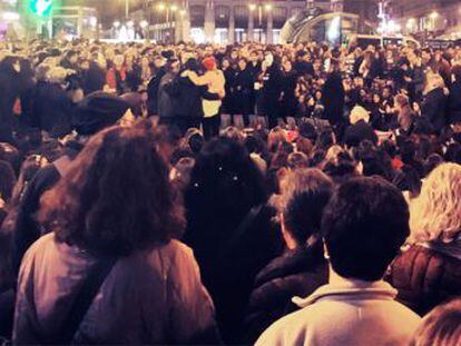 Cerca de mil personas se concentran en la Puerta del Sol para exigir una reacción del Gobierno