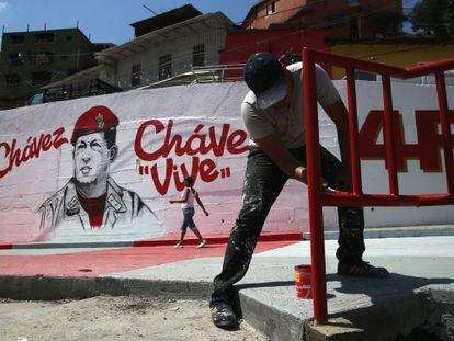 Hombres pintando un mural en honor a Ch&aacute;vez 