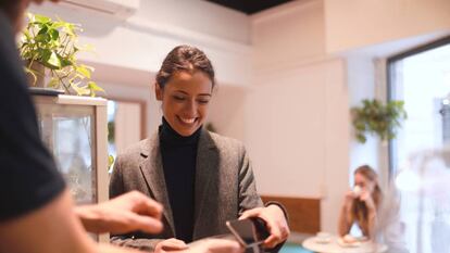 Los dispositivos móviles han modificado de forma radical el modelo de distribución de negocio del sector bancario.