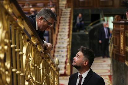 El diputado de ERC, Gabriel Rufián (der) conversa con el diputado del PSOE, Patxi López (izq.). en el pleno de aprobación de los Presupuestos Generales.