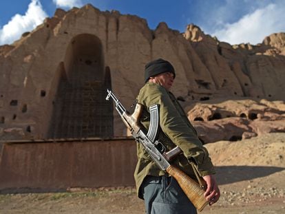 Un guardia vigila el lugar donde se erigían los Budas Gigantes en Bamiyán, en marzo pasado.
