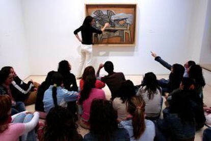 Un grupo de estudiantes durante una visita al museo.