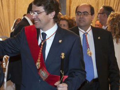Fernando Rodríguez Alonso, en segundo término, tras el alcalde de Salamanca, Alfonso Fernández Mañueco, en 2011.