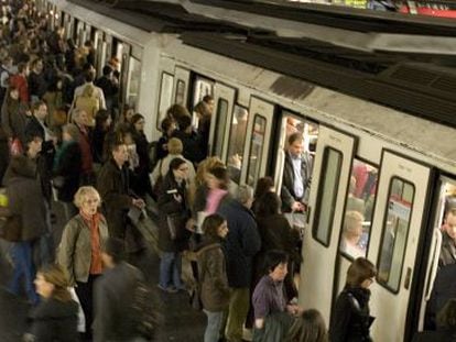Usuarios del metro, suben y bajan en hora punta.