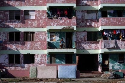 Un hombre se sienta en el balcón destruído de una vivienda tras el paso del huracán Matthew en Baracoa (Cuba).