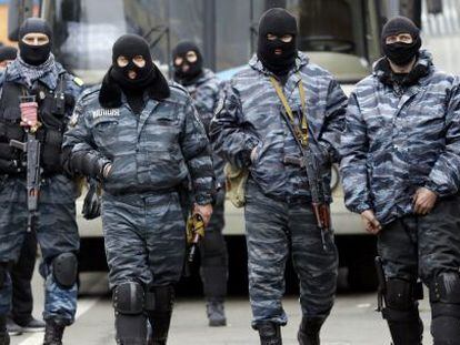 Miebros de las Berkut, las disueltas fuerzas antidisturbios ucranias, el pasado febrero en Kiev.