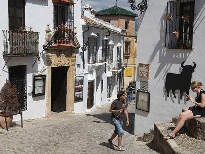 Dos turistas en una calle del casco antiguo de Ronda (Málaga).