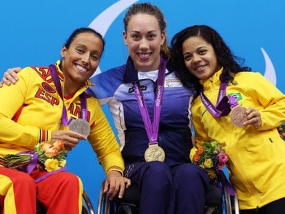 Teresa Perales, a la izquierda, posa con la plata junto a Sarah Rung y Joana Maria Silva.