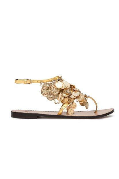 Sandalias doradas de D&G (695 euros).
