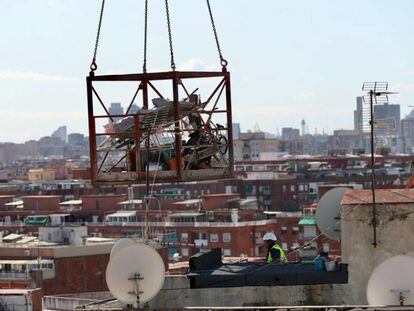 Los trabajos de demolición han empezado este martes en Badalona.