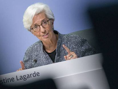 Lagarde deja la puerta abierta a encender el helicóptero monetario