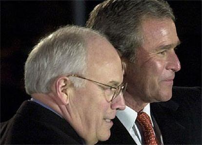 Dick Cheney (izquierda), junto al presidente Bush, cuando ambos tomaron posesión de sus cargos, en 2001.
A la izquierda, un pedido de la empresa iraní Kala a Halliburton para que envíe material a Irán. A la derecha, declaración de Halliburton a la Comisión de Valores de EE UU en la que reconoce sus operaciones con Irán y Libia.