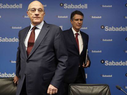El presidente del banco Sabadell, Josep Oliu y el consejero delegado, Jaime Guardiola, durante la presentación de resultados en Madrid, este viernes.