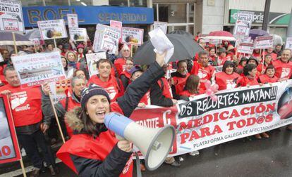 Manifestantes reclaman en Santiago tratamientos para los enfermos de hepatitis.