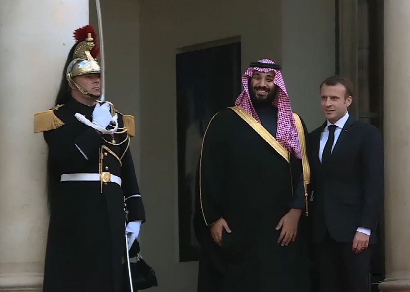 Mohamed Bin Salmán y Emmanuel Macron, en una imagen del documental.