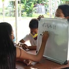 Dennisse Toala tiene 17 años y acaba de terminar bachillerato. Es una de las profesoras que improvisó clases en una de las zonas más inhóspitas y descuidadas la ciudad ecuatoriana de Guayaquil, a la que no llega ni el agua ni la luz: Monte Sinaí.