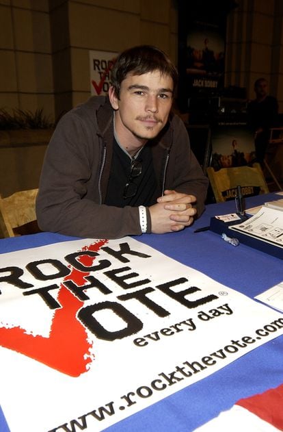 Josh Hartnett haciendo campaña por John Kerry en 2004. Según él, fue un error para su carrera.