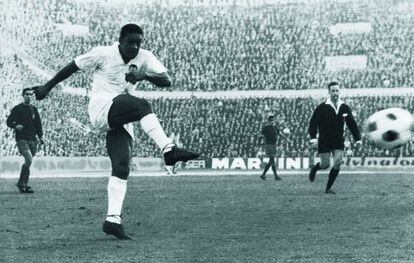 Waldo dispara durante la final de la copa de ferias de 1962