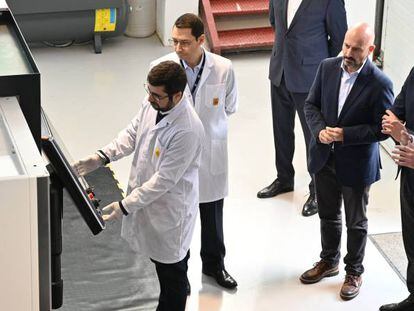 Pedro Sánchez, en la visita a las instalaciones de Clue Technologies, en Málaga.