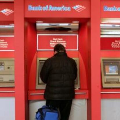 Un cliente de banca usa un cajero.