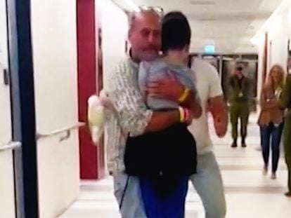 Vídeo | Un niño israelí se reúne con su padre tras ser liberado por Hamás