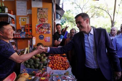 El presidente saluda a un comerciante chino.