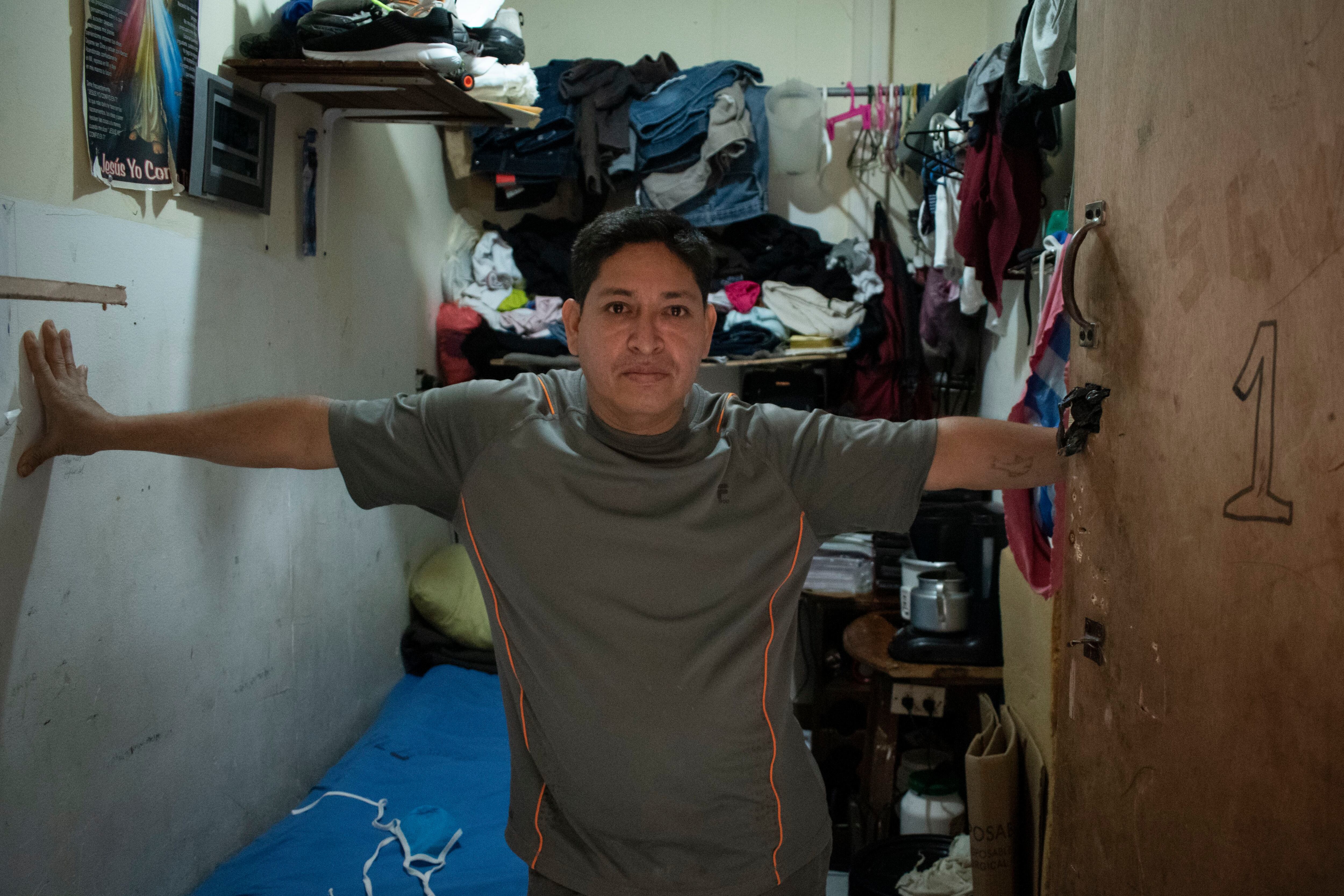 Antonio Silva, exiliado nicaragüense, en su habitación de una cuartería en San José, Costa Rica, este febrero. 