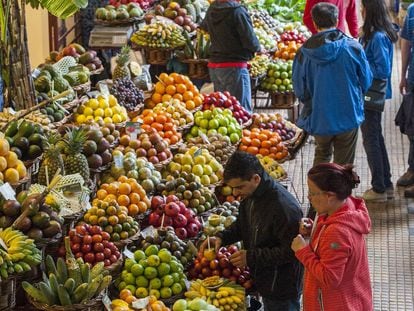 Puestos de fruta en el Mercado dos Lavradores de Funchal.