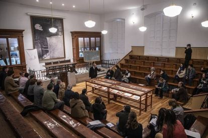 2019 年，一位演员代表圣地亚哥·拉蒙·卡哈尔 (Santiago Ramón y Cajal) 来到这位诺贝尔奖获得者在阿托查宅邸任教的教室。