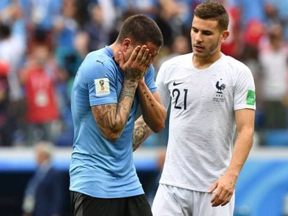 Lucas Hernández consuela a Giménez después de la derrota de Uruguay ante Francia.