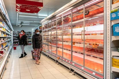 Estantes vacíos en un supermercado de Madrid.