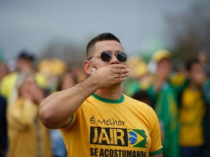 Un seguidor de Bolsonaro hace un gesto contra la censura durante una manifestación golpista, el pasado 15 de noviembre, frente al cuartel general del Ejército en Brasilia.
