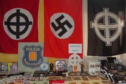Material con simbología nazi incautado en la librería Kalki.